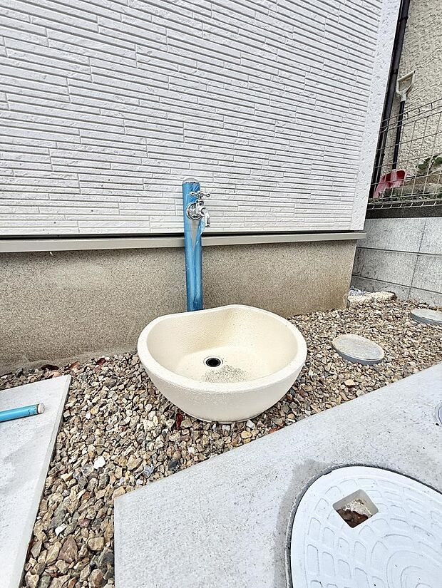 1号棟 ■外水栓付きで庭作業や洗車に便利です