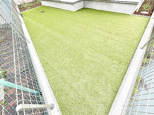 1号棟 ■敷地内にゆとりある緑のスペースがあり、穏やかな雰囲気です