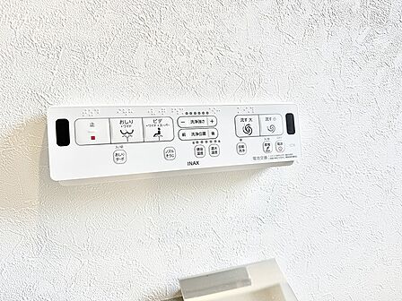 ■温水洗浄で快適、清潔感が保たれるシャワートイレ