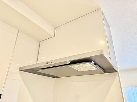 ■フードに覆われている為、匂いが換気扇に誘導され、効率的に排煙ができます