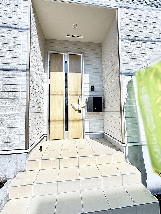 2号棟 ■ シンプルで美しく、住まいの第一印象を彩る玄関です