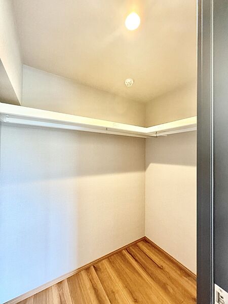 ■季節の洋服もすっきり収納できるウォークインクローゼット