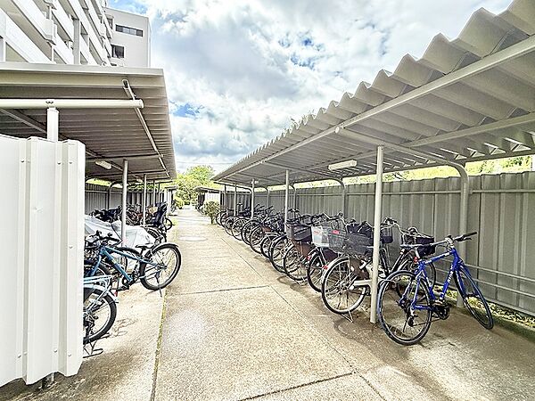 ■敷地内に駐輪場を完備しており、自転車の利用もスムーズです