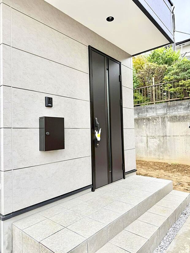 2号棟 ■ シンプルで美しく、住まいの第一印象を彩る玄関です