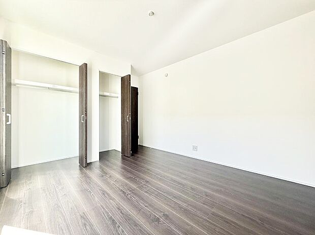 7号棟 ■落ち着いた色合いのお部屋で穏やかな時間を楽しめます