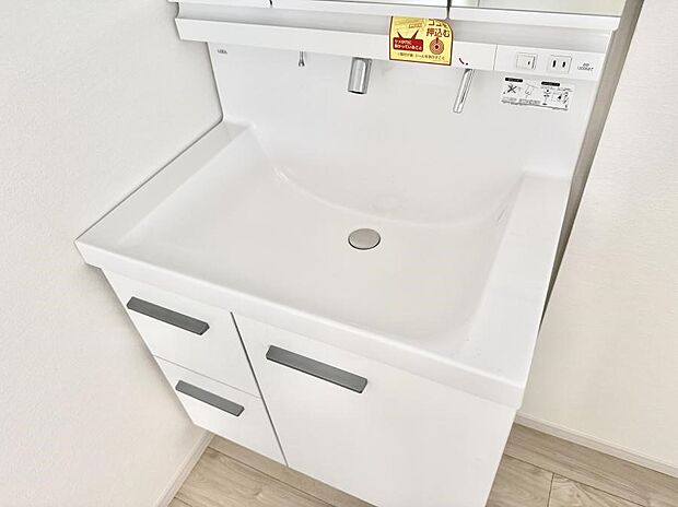 ■細かい部分まで洗いやすく便利なハンドシャワー付き