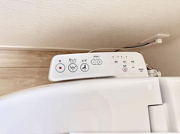 ■温水洗浄で快適、清潔感が保たれるシャワートイレ