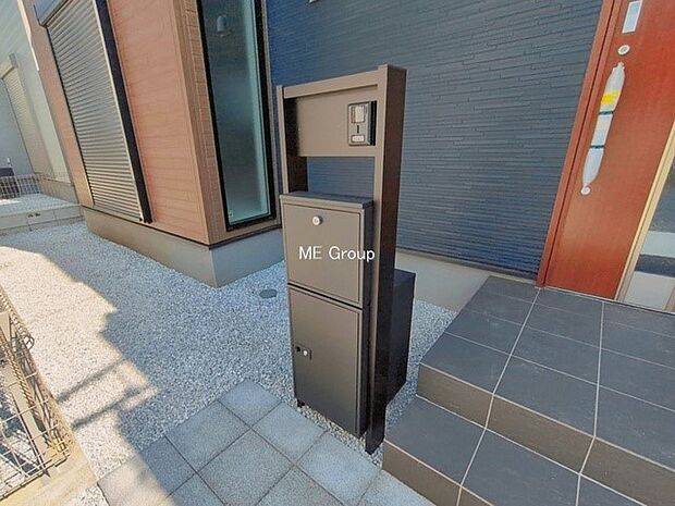 5号棟  ■宅配ボックス付き郵便受けがあると不在時も安心ですね  