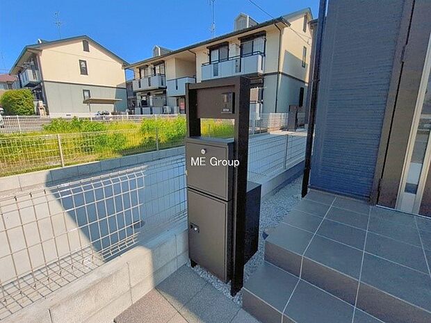 2号棟  ■宅配ボックス付き郵便受けがあると不在時も安心ですね  