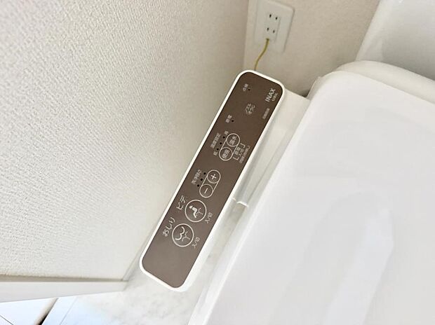 ■温水洗浄で快適、清潔感が保たれるシャワートイレ