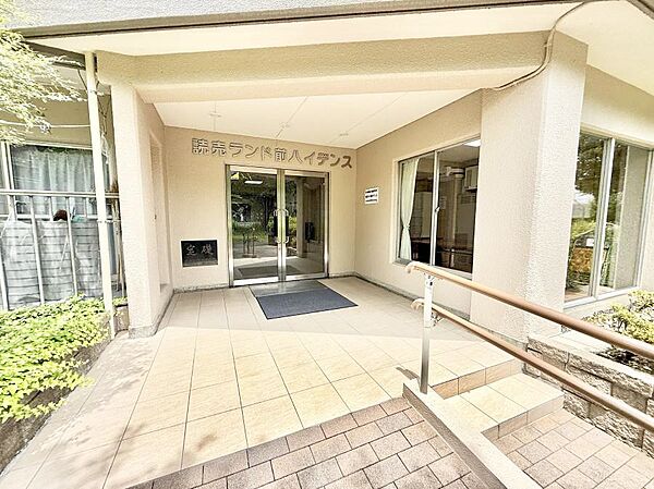 ■落ち着いた雰囲気のエントランスが住まう方を温かく迎えます