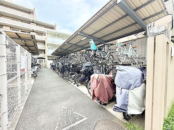 ■敷地内に駐輪場を完備しており、自転車の利用もスムーズです