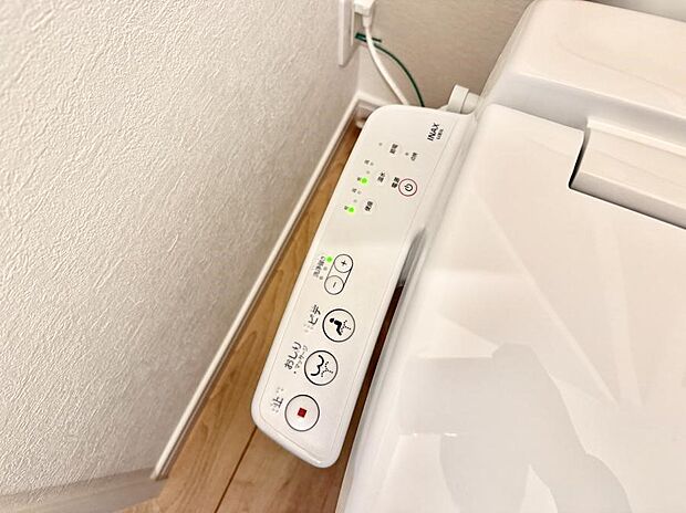 ■温水洗浄で快適、清潔感が保たれるシャワートイレ