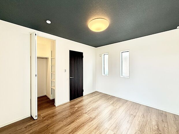 1号棟 ■落ち着いた色合いのお部屋で穏やかな時間を楽しめます