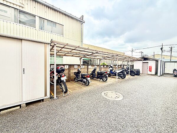 ■敷地内に駐輪場を完備しており、自転車の利用もスムーズです
