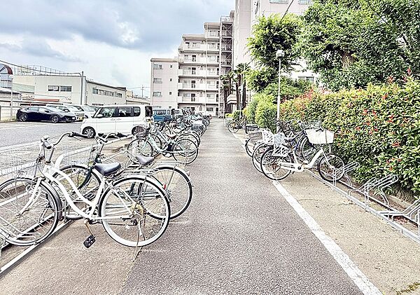 ■敷地内に駐輪場を完備しており、自転車の利用もスムーズです