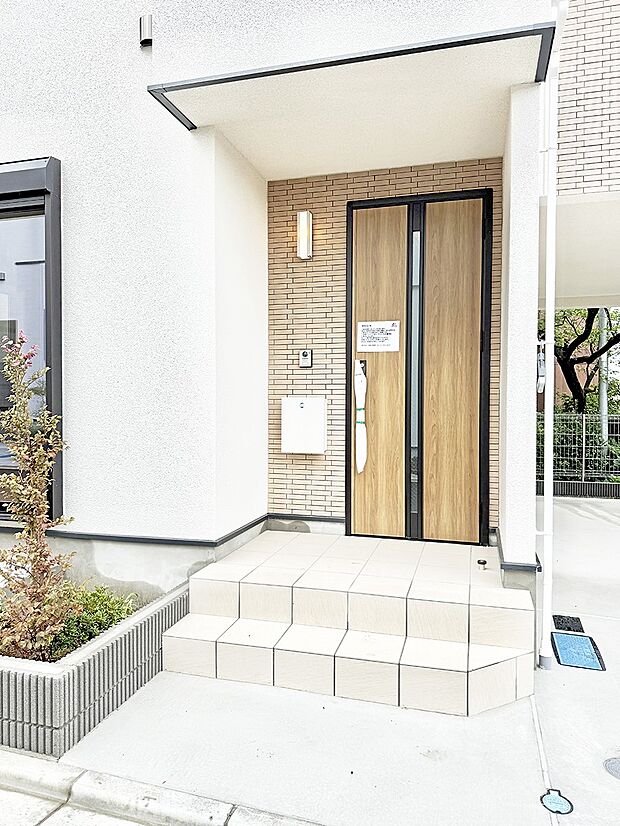 4号棟 ■ シンプルで美しく、住まいの第一印象を彩る玄関です