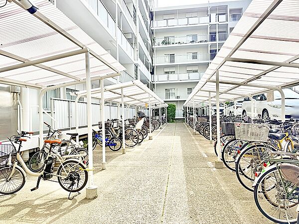 ■敷地内に駐輪場を完備しており、自転車の利用もスムーズです