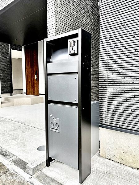 A号棟  ■宅配ボックス付き郵便受けがあると不在時も安心ですね