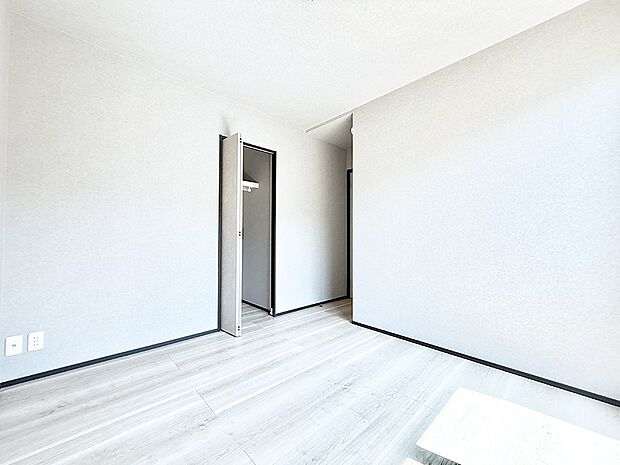 F号棟 ■落ち着いた色合いのお部屋で穏やかな時間を楽しめます