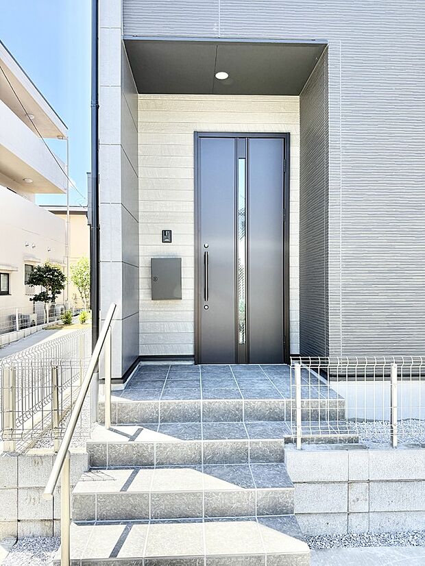 2号棟 ■ シンプルで美しく、住まいの第一印象を彩る玄関です