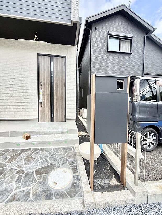 2号棟 ■ シンプルで美しく、住まいの第一印象を彩る玄関です