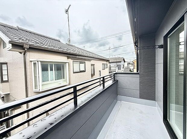 1号棟  ■ 心地よい風と光を感じる、くつろぎのバルコニー