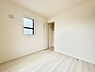 室内：1号棟  ■落ち着いた色合いのお部屋で穏やかな時間を楽しめます