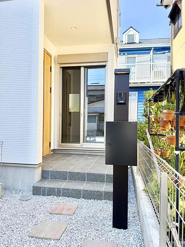 2号棟  ■ シンプルで美しく、住まいの第一印象を彩る玄関です
