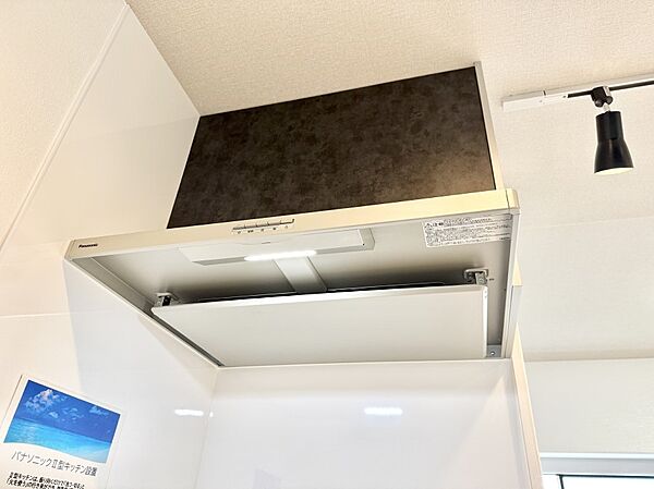 ■フードに覆われている為、匂いが換気扇に誘導され、効率的に排煙ができます