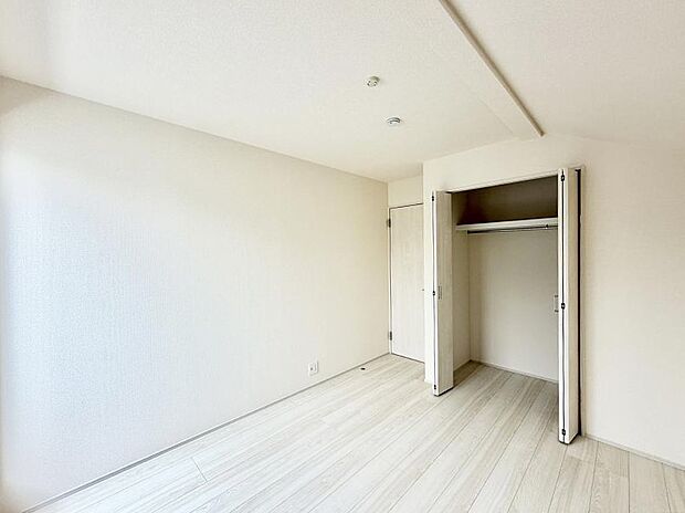 11号棟 ■落ち着いた色合いのお部屋で穏やかな時間を楽しめます