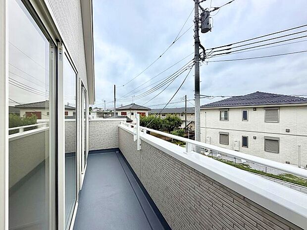 8号棟 ■ 季節の移ろいを感じられる開放的な空間です