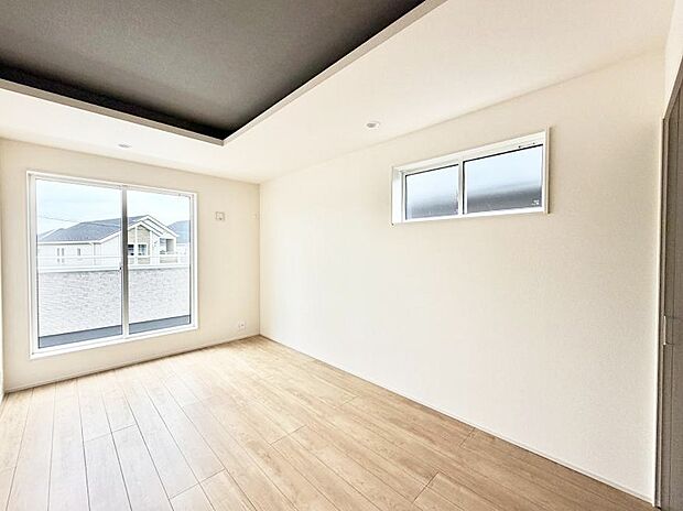 8号棟 ■落ち着いた色合いのお部屋で穏やかな時間を楽しめます