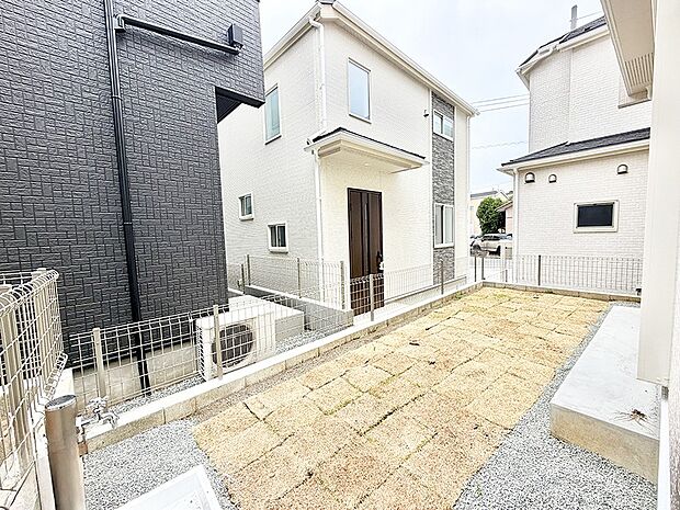 18号棟 ■敷地内にゆとりある緑のスペースがあり、穏やかな雰囲気です