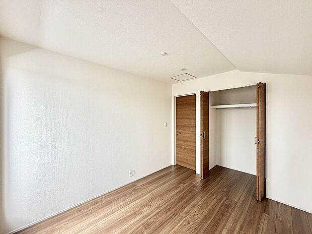 7号棟 ■落ち着いた色合いのお部屋で穏やかな時間を楽しめます