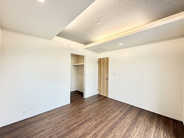 10号棟 ■落ち着いた色合いのお部屋で穏やかな時間を楽しめます