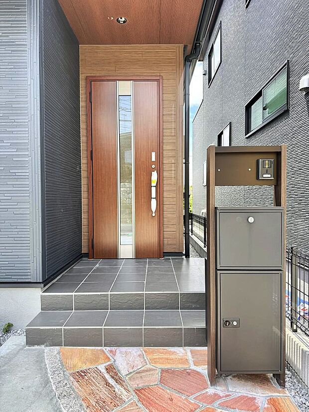 2号棟 ■ シンプルで美しく、住まいの第一印象を彩る玄関です