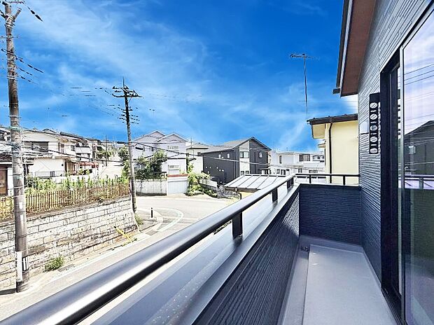 2号棟 ■ 季節の移ろいを感じられる開放的な空間です