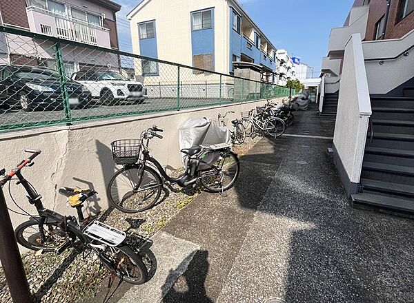 ■敷地内に駐輪場を完備しており、自転車の利用もスムーズです