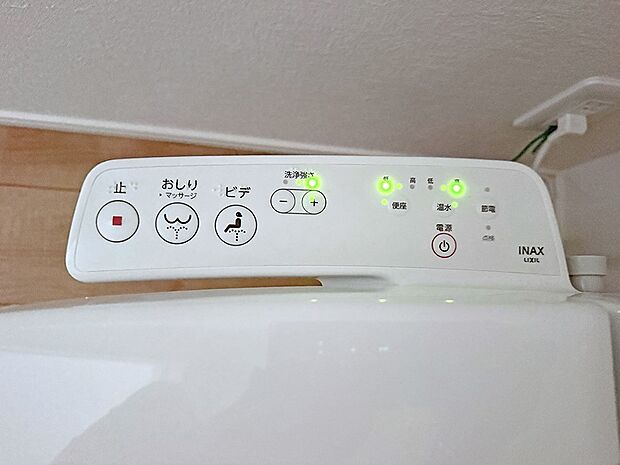 ■温水洗浄で快適、清潔感が保たれるシャワートイレ