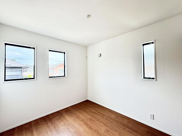 1号棟 ■落ち着いた色合いのお部屋で穏やかな時間を楽しめます