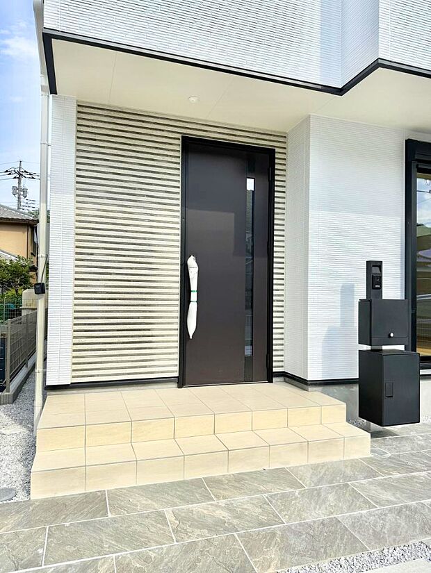 3号棟  ■ シンプルで美しく、住まいの第一印象を彩る玄関です