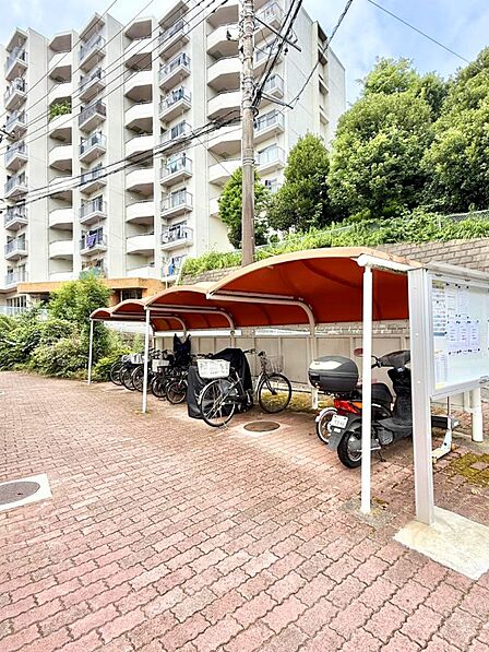 ■敷地内に駐輪場を完備しており、自転車の利用もスムーズです