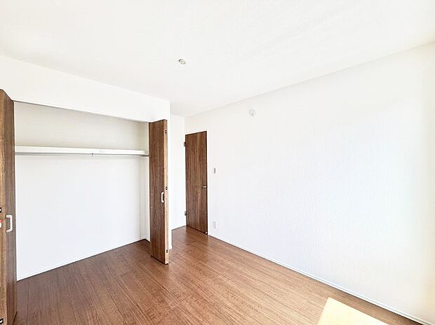 1号棟 ■落ち着いた色合いのお部屋で穏やかな時間を楽しめます
