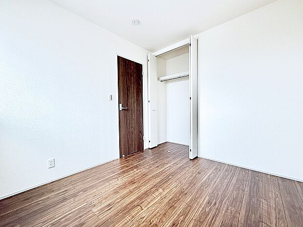 13号棟  ■落ち着いた色合いのお部屋で穏やかな時間を楽しめます