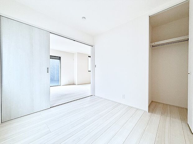 9号棟 ■落ち着いた色合いのお部屋で穏やかな時間を楽しめます
