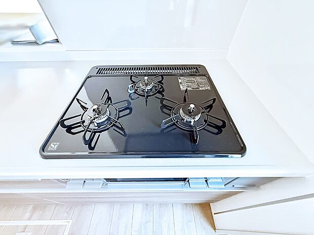 ■3口コンロのシステムキッチンで料理の手順もスムーズに