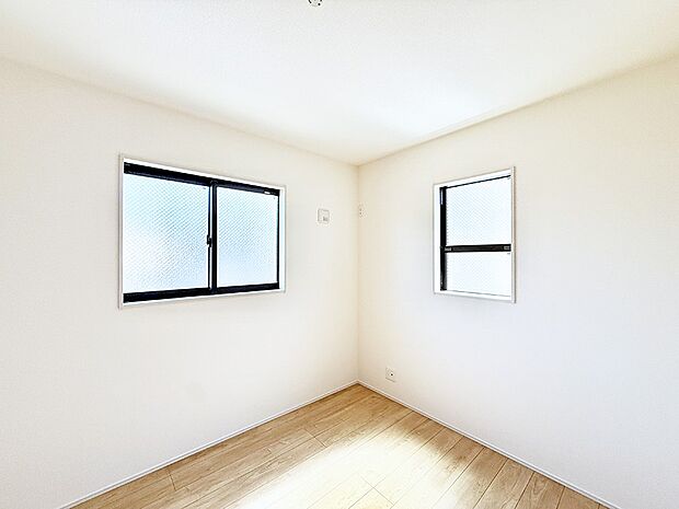 8号棟 ■落ち着いた色合いのお部屋で穏やかな時間を楽しめます