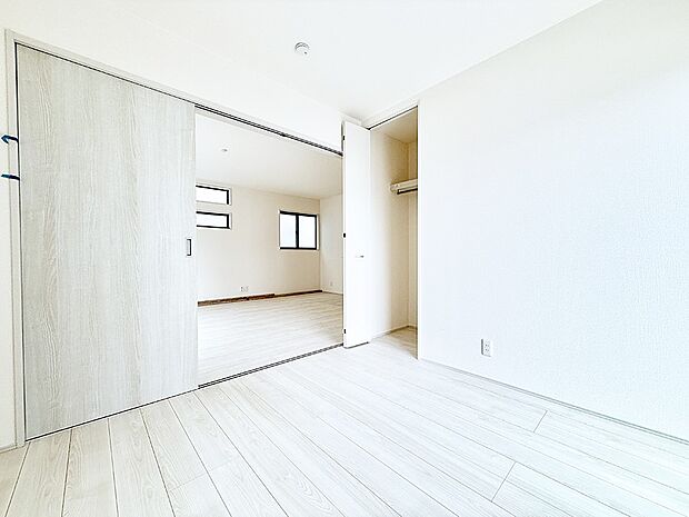 7号棟 ■落ち着いた色合いのお部屋で穏やかな時間を楽しめます