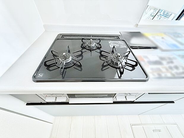 ■3口コンロのシステムキッチンで料理の手順もスムーズに